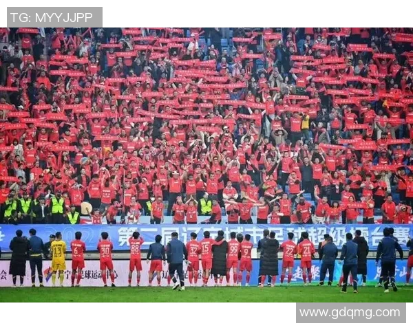 足球明星们齐聚一堂共同祝贺球队胜利的精彩瞬间与感人寄语